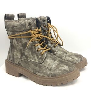 Metallic Camo Lace Up Work Boots With Yellow Laces